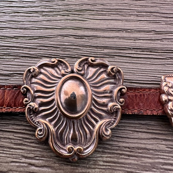 Vintage 1993 Brighton Silver Cameo Concho Medallion Brown Leather Belt - Picture 2 of 8